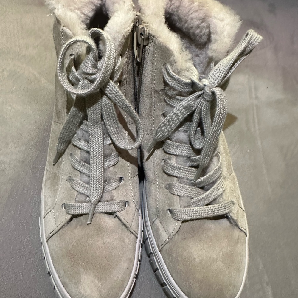 Women's Cozy Gray Fur-Lined Boots almost new